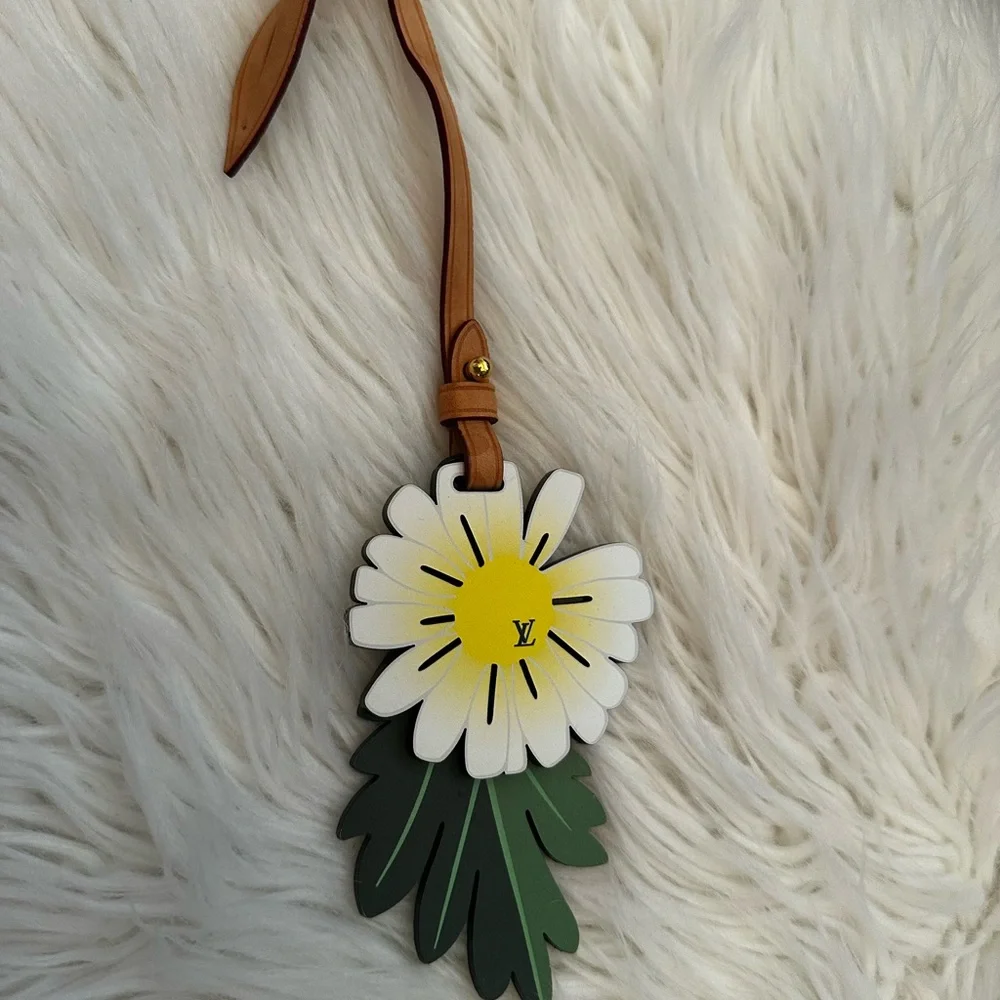 SOLD❤️Authentic Louis Vuitton By The Pool Leather Flower Bag Charm - Picture 8 of 9